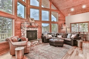 Televisión y chimenea 