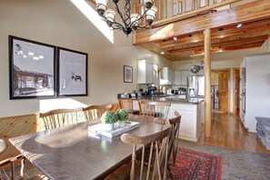 Dining - Grand View Lodge – Luxury Black Hills Cabin with Stunning Views & Hot Tub (Lead)