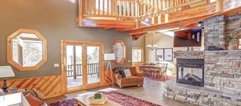 Grand View Lodge – Luxury Black Hills Cabin with Stunning Views & Hot Tub