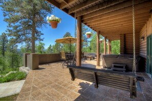 Outdoor dining - Grand View Lodge – Luxury Black Hills Cabin with Stunning Views & Hot Tub (Lead)