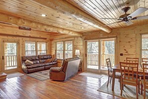 TV, fireplace - Eagle`s Lair (Lead)