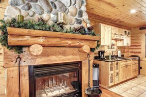 Fridge, microwave, oven, stovetop - Eagle`s Lair (Lead)