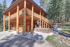 Exterior - Eagle`s Lair (Lead)