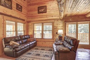 TV, fireplace - Eagle`s Lair (Lead)