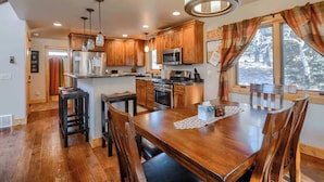 Coffee/tea maker, fridge, microwave, oven - Triple R Retreat – Hot Tub, Loft & Black Hills Views (Lead)