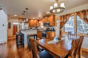 Fridge, microwave, oven, stovetop - Triple R Retreat – Hot Tub, Loft & Black Hills Views (Lead)