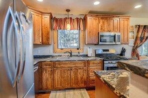 Kjøleskap, mikrobølgeovn, ovn og kokeplater