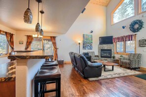 Interior - Triple R Retreat – Hot Tub, Loft & Black Hills Views (Lead)