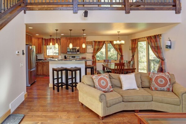 TV, fireplace - Triple R Retreat – Hot Tub, Loft & Black Hills Views (Lead)