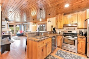 Kylskåp, mikrovågsugn, ugn och spishäll