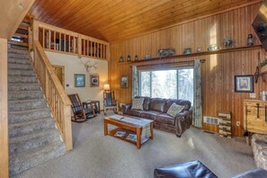 Een smart-tv, een open haard en een dvd-speler