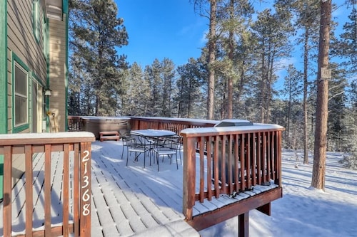 Bigfoot Bungalow - private location with Hot Tub,