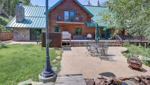 A log cabin with a balcony, outdoor seating, and a stone chimney. - Bear Butte Gulch Lodge - Private cabin with gorgeo (Deadwood)