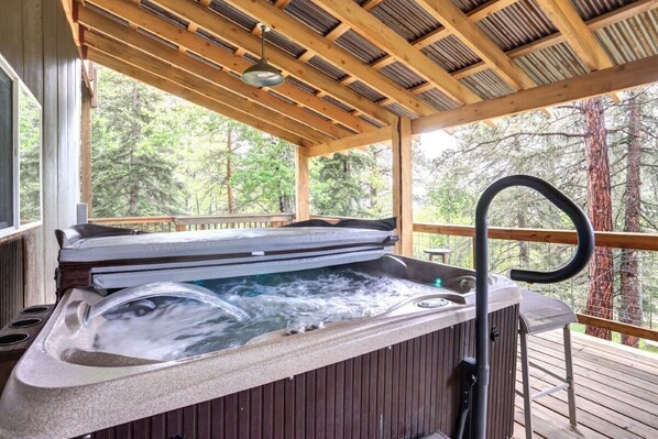 Outdoor spa tub