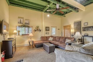 Flatscreentelevisie, een open haard en videospelletjes