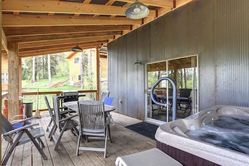 Mountain Oasis - private hot tub and game room.