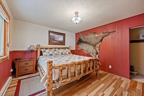 3 bedrooms, free WiFi, bed sheets - Big Jim’s Hideaway –  Hot tub, shuffleboard, and mountain charm near Terry Peak! (Lead)