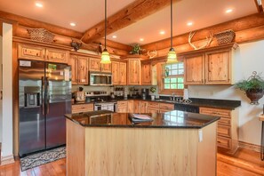 Fridge, microwave, oven, stovetop - Antler Lodge - Gorgeous log cabin 3 miles east of (Sturgis)