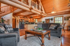 Smart TV, fireplace - Antler Lodge - Gorgeous log cabin 3 miles east of (Sturgis)