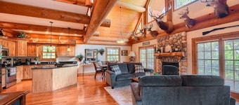 Antler Lodge - Gorgeous log cabin 3 miles east of
