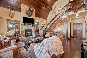 TV, fireplace - Ravens Ridge - Modern, new cabin with 4 bedrooms, (Lead)