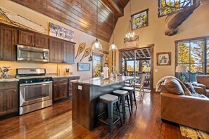 Fridge, microwave, oven, stovetop - Ravens Ridge - Modern, new cabin with 4 bedrooms, (Lead)