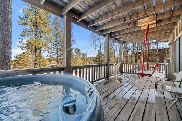 Outdoor spa tub - Ravens Ridge - Modern, new cabin with 4 bedrooms, (Lead)