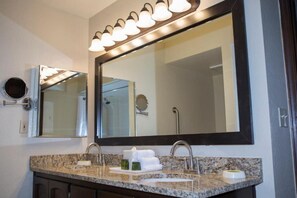 Badekar, hårføner, håndklær og såpe