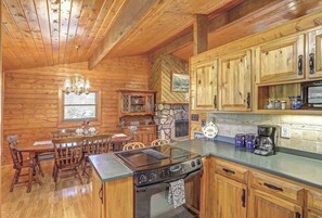 Fridge, microwave, oven, stovetop - Whispering Grace Retreat (Rapid City)