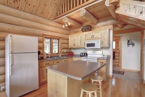 Fridge, microwave, oven, stovetop - Dakota Log Cabin – Rustic charm, amazing views, wildlife watching & cozy family spaces! (Lead)