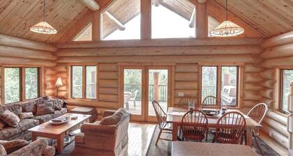 Dakota Log Cabin – Rustic charm, amazing views, wildlife watching & cozy family spaces!