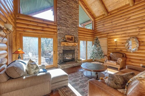 Pine Hollow Lodge - beautiful 5 bedroom home just