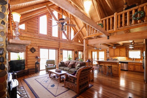 Stunning! River-Front Log Cabin Near Williamsburg