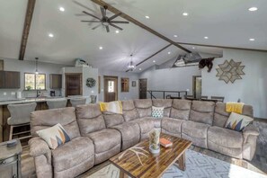 Televisión y chimenea 