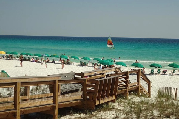 Vlak bij het strand, ligstoelen, strandlakens