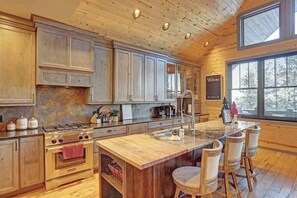 Fridge, microwave, oven, stovetop - Gilded Buffalo in Gilded Mountain (Lead)