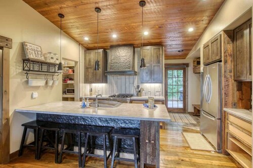 Après Powder Haus – Walk to the slopes!  Hot tub, pet friendly and game garage