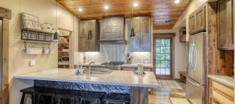 Après Powder Haus – Walk to the slopes! Hot tub, pet friendly and game garage