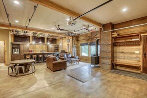 Interior - Après Powder Haus – Walk to the slopes!  Hot tub, pet friendly and game garage (Lead)