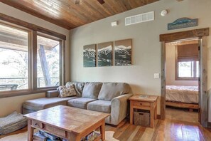 Smart TV, fireplace, video games - Après Powder Haus – Walk to the slopes!  Hot tub, pet friendly and game garage (Lead)