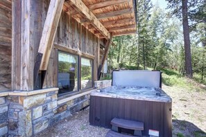 Outdoor spa tub - Après Powder Haus – Walk to the slopes!  Hot tub, pet friendly and game garage (Lead)