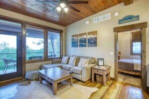Smart TV, fireplace, video games - Après Powder Haus – Walk to the slopes!  Hot tub, pet friendly and game garage (Lead)