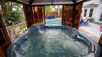 Een verwarmd zwembad