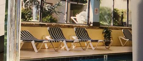 Alberca techada y alberca al aire libre