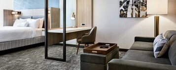 办公桌、笔记本电脑工作区、遮光窗帘、隔音