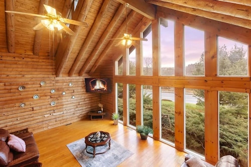 Private 4BR Retreat - Hot Tub, Sauna & Heated Pool - Sleeps 12