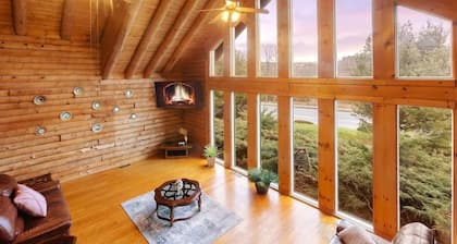 Private 4BR Retreat - Hot Tub, Sauna & Heated Pool - Sleeps 12