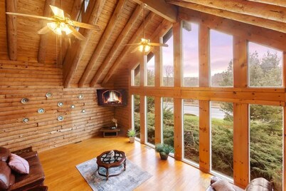 Private 4BR Retreat - Hot Tub, Sauna & Heated Pool - Sleeps 12
