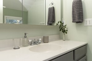 Combined shower/bathtub, hair dryer, towels, soap