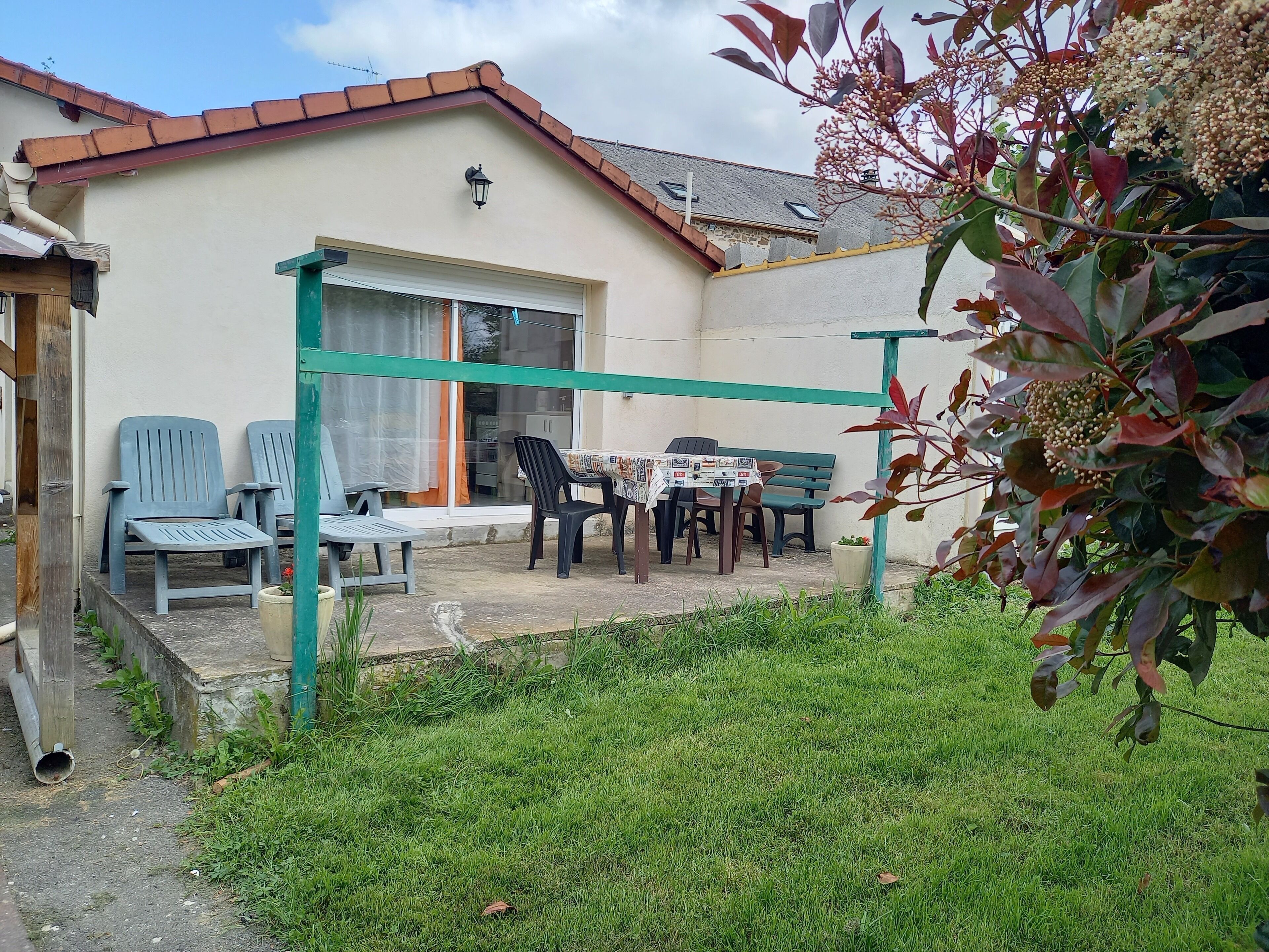 Terrasse donnant sur terrain clos et arboré.